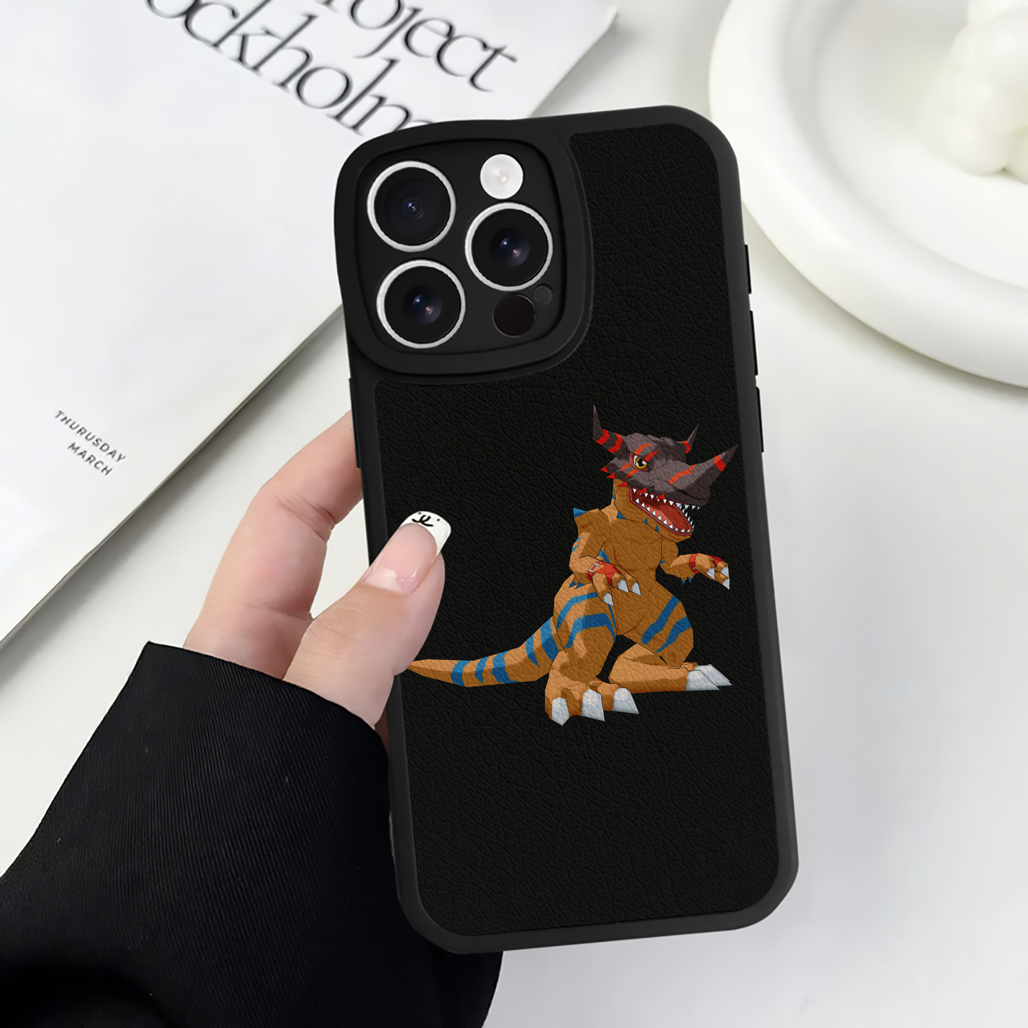（画像用） Digimon デジタルモンスター/デジモン 【iPhone 16シリーズ対応】シリコンスマホケース（レザー調） 材質：シリコン
